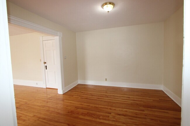 Building Photo - 122 Elm St