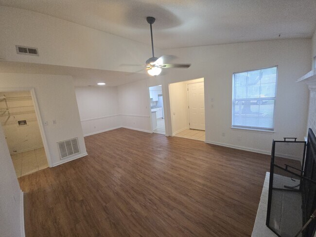 Building Photo - 4016 Rainbow Dr
