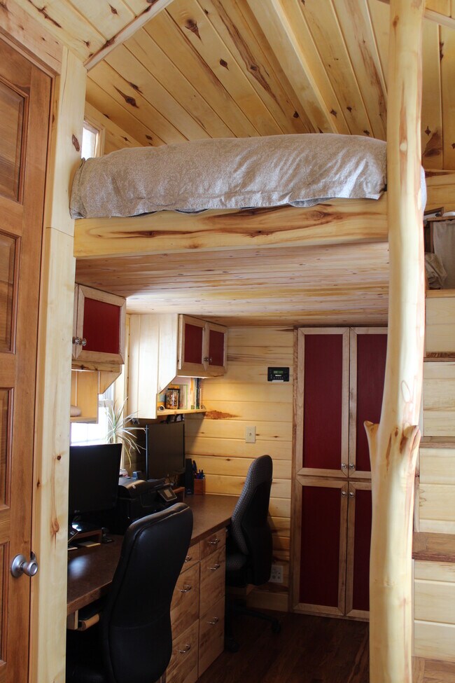 Desk - 419 King Rd E