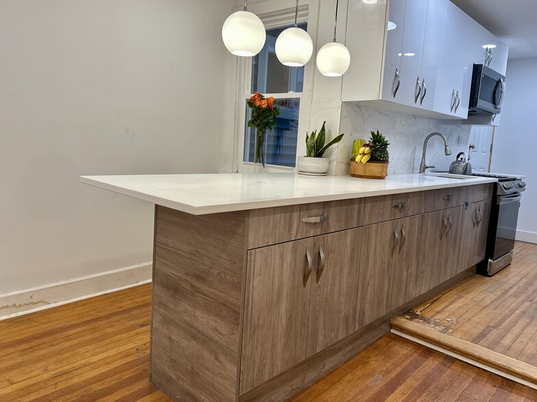 Family Kitchen Island, original wooden floor. - 328 High St