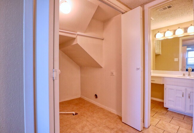 Building Photo - 413 Lakeway Dr