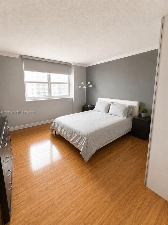 Building Photo - 1155 Brickell Bay Dr