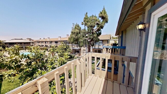 Building Photo - Upstairs Spacious 1Bd Condo w/attached Garage