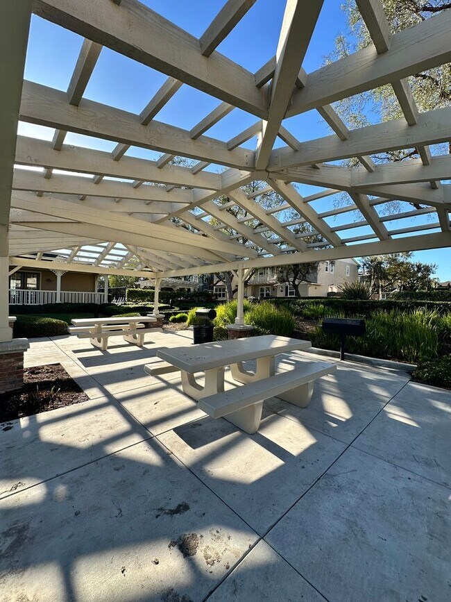 Building Photo - 2 Story home 3 Bedroom, 3 Bathroom Tustin Field.