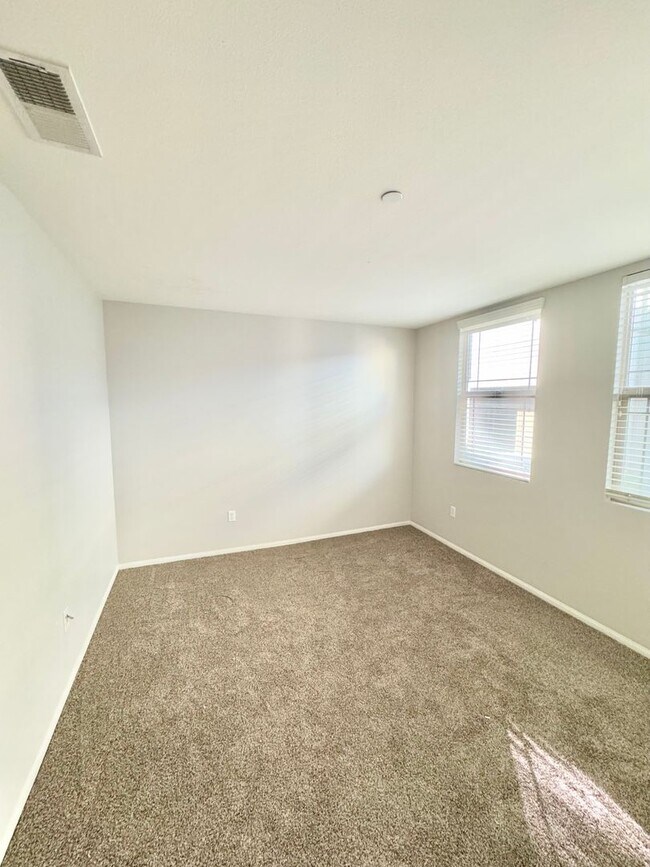 Building Photo - 12336 Hollyhock Dr