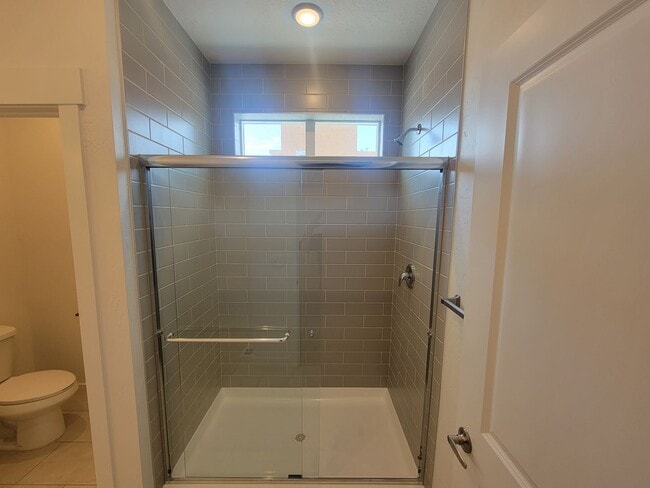 Building Photo - GORGEOUS Spacious Town Home