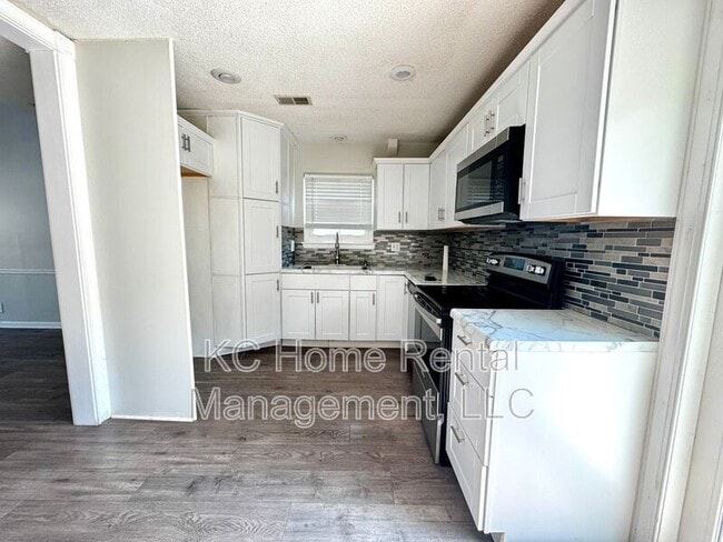 Building Photo - 8592 Perry Ln