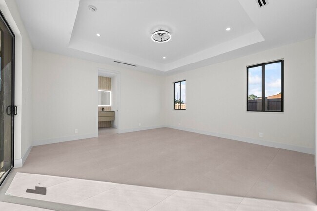 Building Photo - 621 NW 42nd Ave