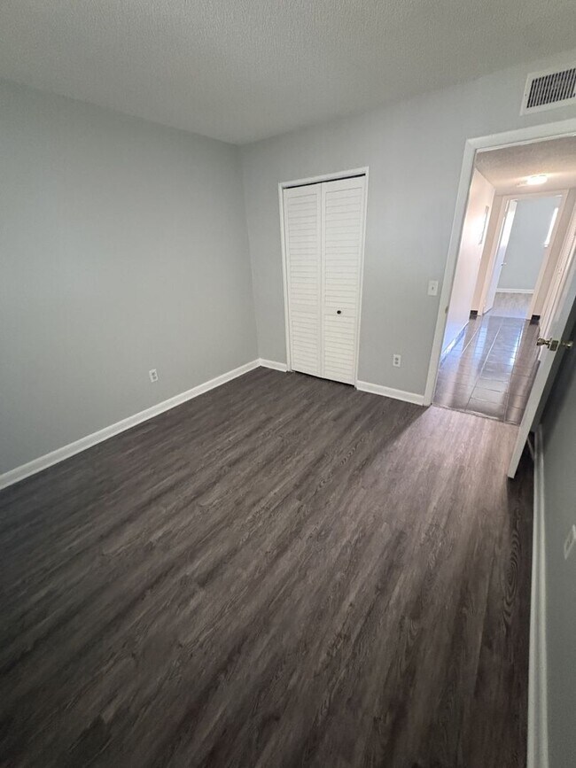 Building Photo - 539 E Rosewood Ln