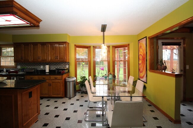 Building Photo - 4 Bed Home Premium Fixtures