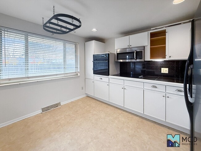 Building Photo - $0 DEPOSIT OPTION. CHARMING BRICK RANCH WITH FINISHED BASEMENT ON LARGE CORNER LOT NEAR DOWNTOWN ...