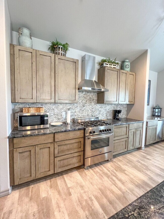 Building Photo - 4037 Summit Dr