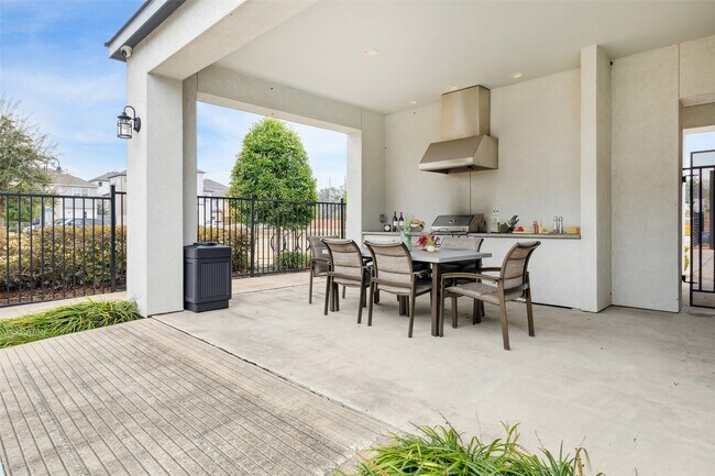 Building Photo - 12025 Royal Oaks Run Dr