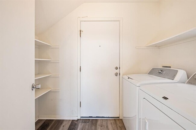 Building Photo - 104 Pond Way