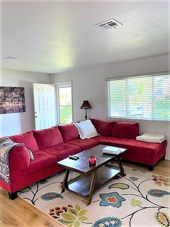 Building Photo - Lovely Home in W. Redding!!