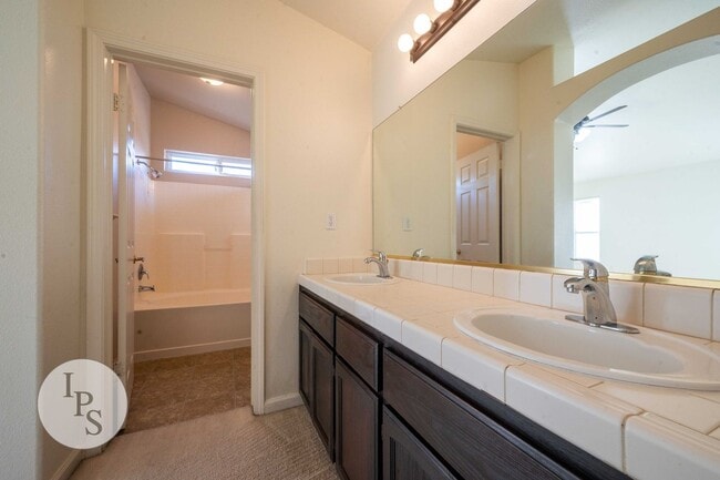 Building Photo - Kerman Westside Home, 3BR/2BA, Built 2004 - Lots of Amenities!