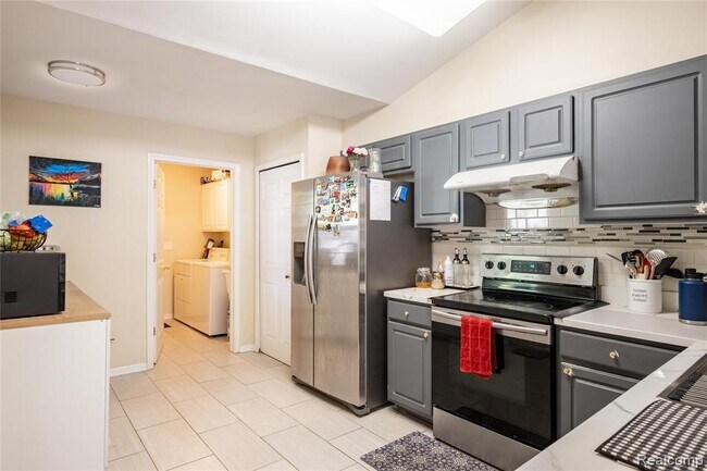 Building Photo - 41063 Millbrook Dr