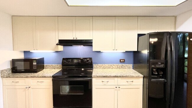 Building Photo - Charming 2-Bed with Scenic Views in Boynton Beach