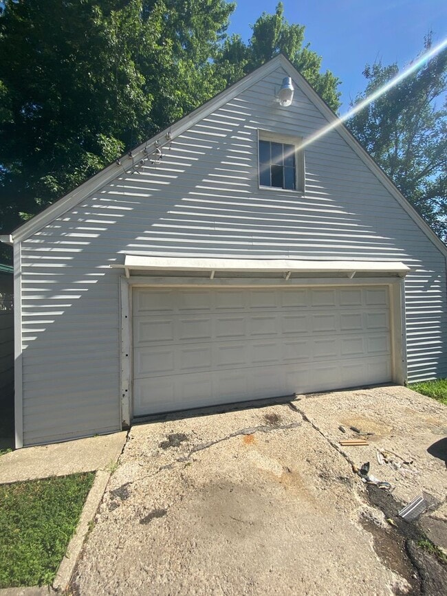 Building Photo - Updated 2 Bedroom 1.5 Bath Near Grandview ...