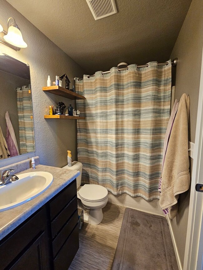 Building Photo - 3 BED | 3 BATH | SPLIT FOYER HOME | GARAGE