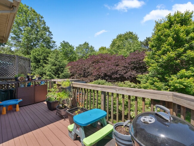 Building Photo - Elegant Colonial Townhome Living in Histor...