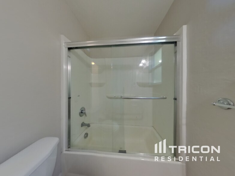 Building Photo - 2749 El Rey St