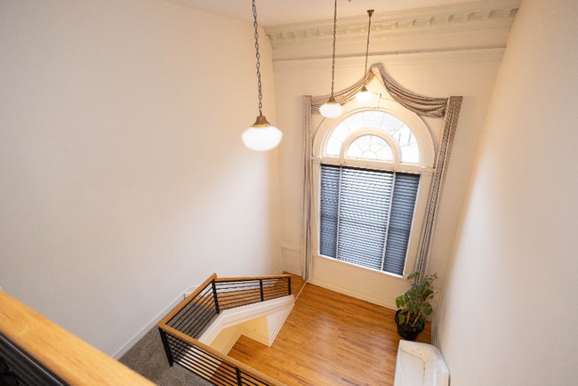 Building Photo - 523 N Bertrand St