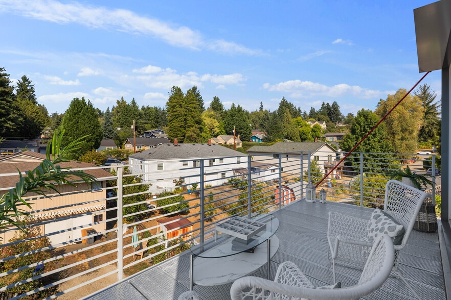 Giant deck - 10120 NE 185th St