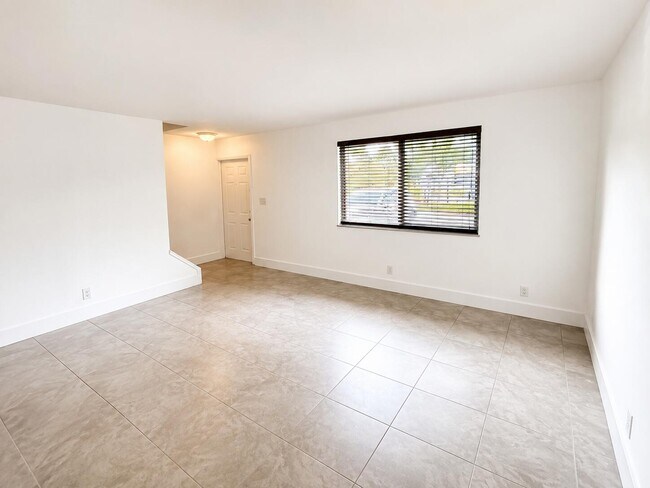 Building Photo - 5728-5728 Blueberry Ct