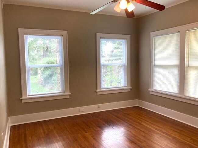 Building Photo - 1123 S Lewis Pl
