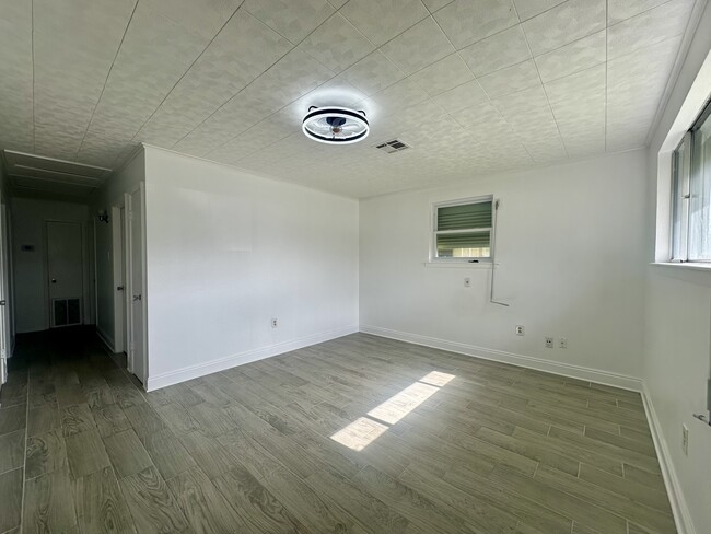 Building Photo - 1752 Diane Dr