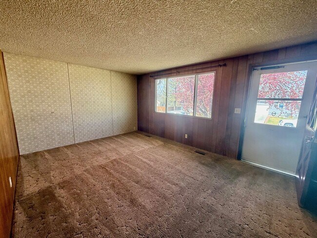 Building Photo - 3 Bedroom with Storage