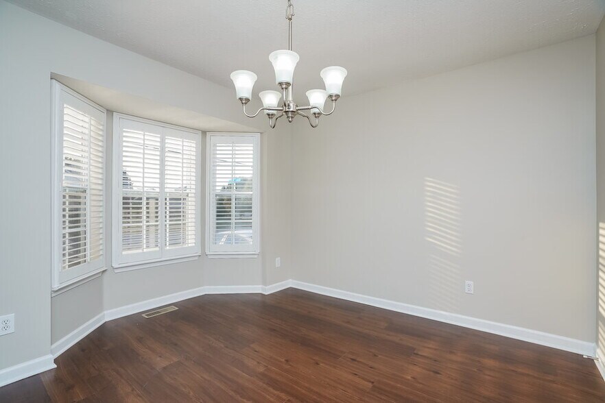 Building Photo - 524 Summit Way