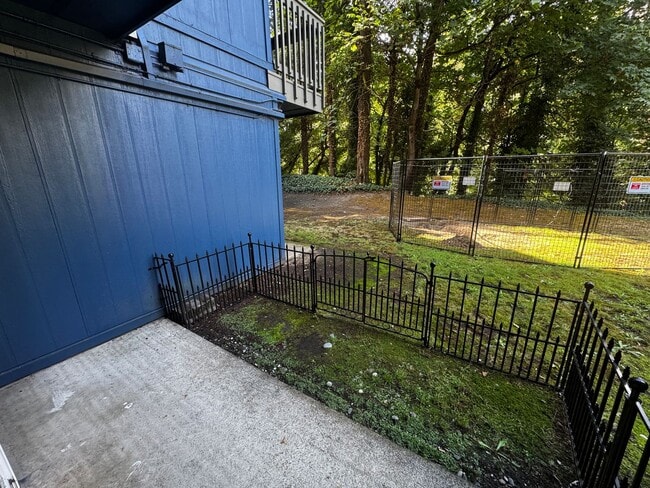 Building Photo - Charming Updated 2-Bed, 2.5-Bath Condo in Bremerton