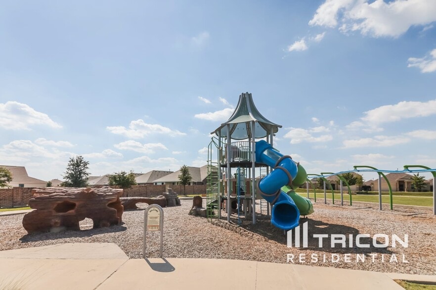 Building Photo - 1613 Parlier St