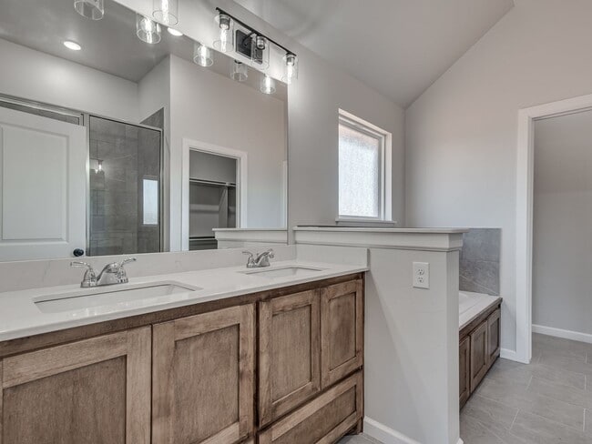 Building Photo - Newer Home available Mid-August 2026- Mustang Park- Storm Shelter