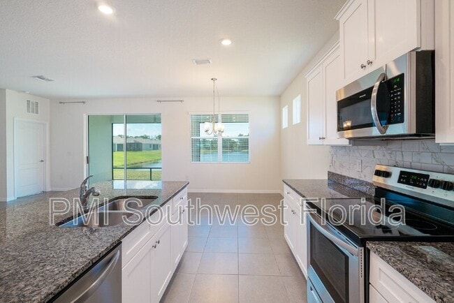 Building Photo - 5928 Silver Palm Blvd