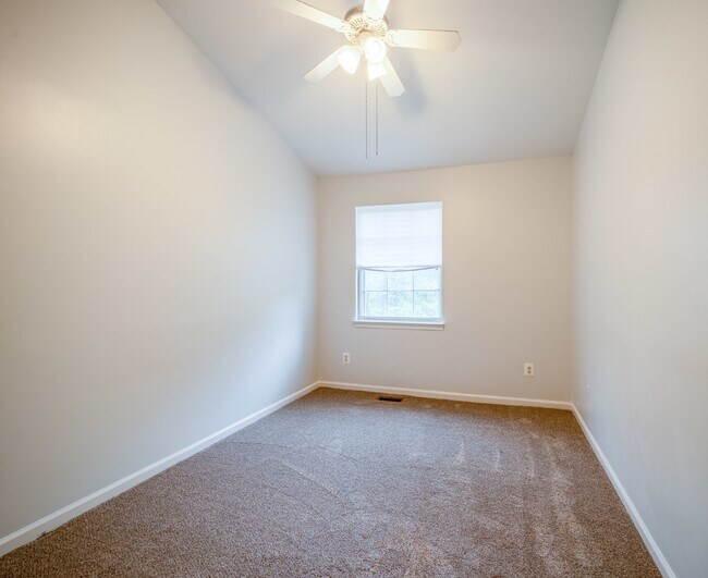 Building Photo - Three-level end unit townhome!