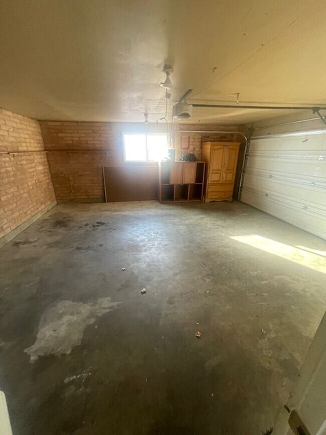 Building Photo - Newly Renovated - Spacious 5bed/2bath!