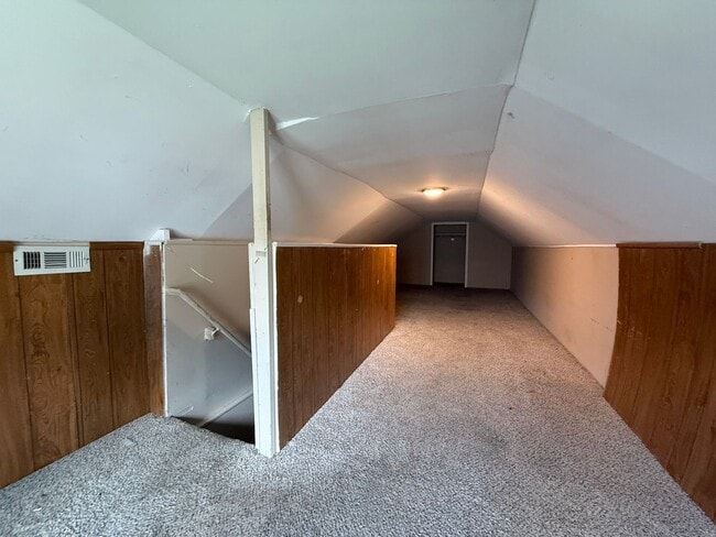 Building Photo - Spacious 3 Bedroom, 2 Bath Home with Garag...
