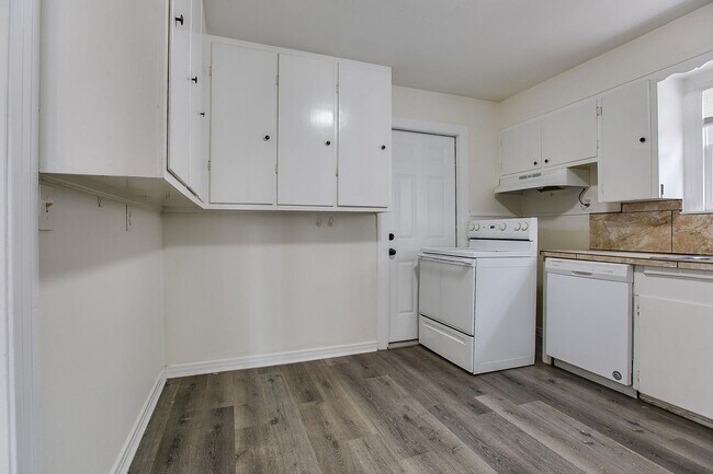Building Photo - Very nice 3 bedroom home in Santa Rita AVAILABLE NOW!