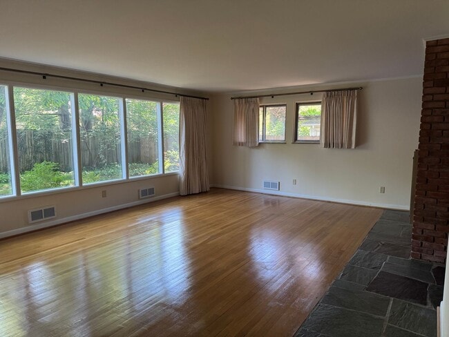 Building Photo - 3 Bedroom Ranch Home - Upper Arlington, OH