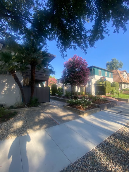 Building Photo - 271 S El Molino Ave