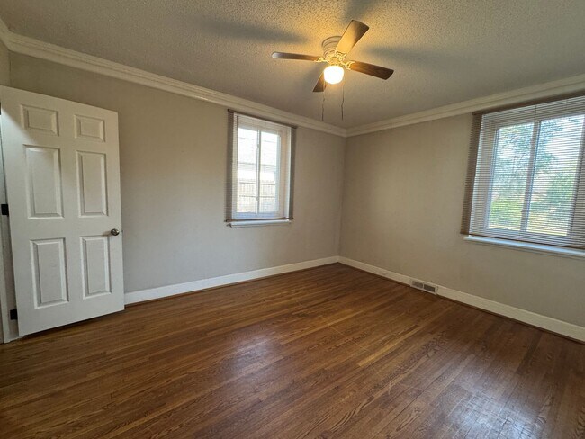 Building Photo - Ready to show!