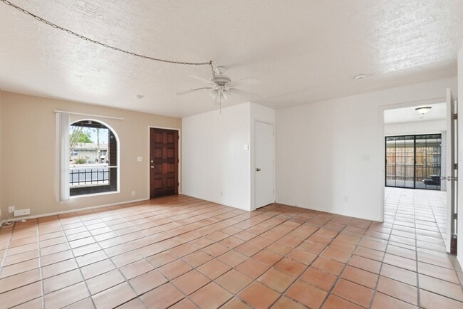 Building Photo - Maintained Mesa rental offering comfort, convenience, and easy access to everything the East Vall...