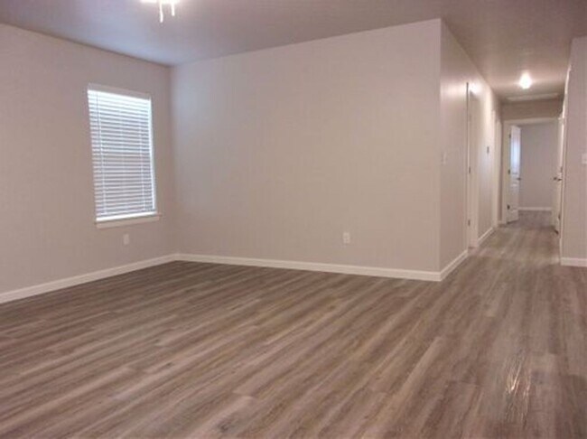 Building Photo - 3 Bed 2 Bath 2 Car Garage Duplex in Summit...