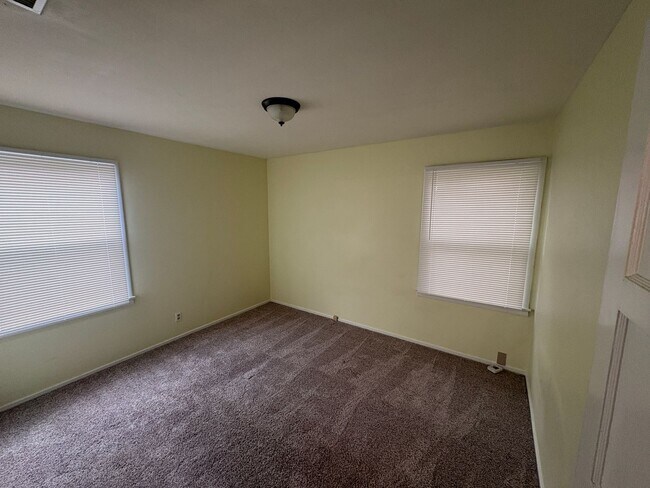 Building Photo - Charming 3 bedroom 2bath home available now!