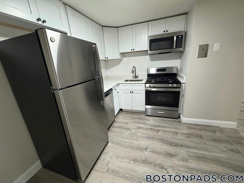 Building Photo - 71 Bernier St