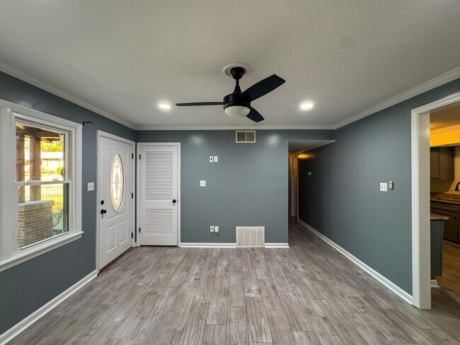 Building Photo - Charming 3 Bed 1.5 Bath Home with Flex Room