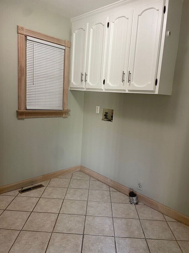 Building Photo - BEAUTIFUL 3 BED, 2 BATH BRICK HOME LOCATED...